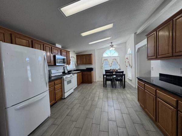 2004 Skyline OAKMANOR Mobile Home