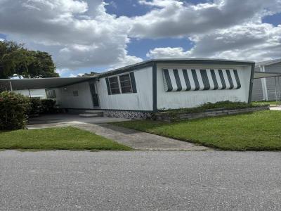 Photo 3 of 16 of home located at 3223 N Lockwood Ridge Rd #17 Sarasota, FL 34234