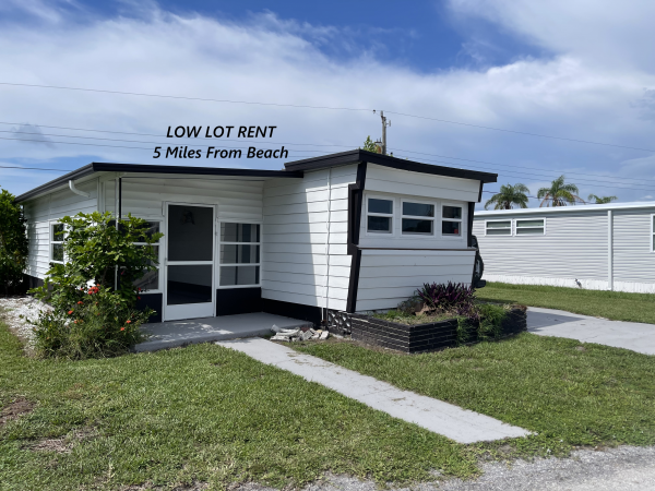 Photo 1 of 2 of home located at 6904 Cortez Road West Lot 200 Bradenton, FL 34210