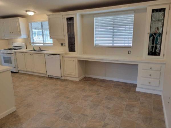 OAK MANOR OKM6511E Manufactured Home