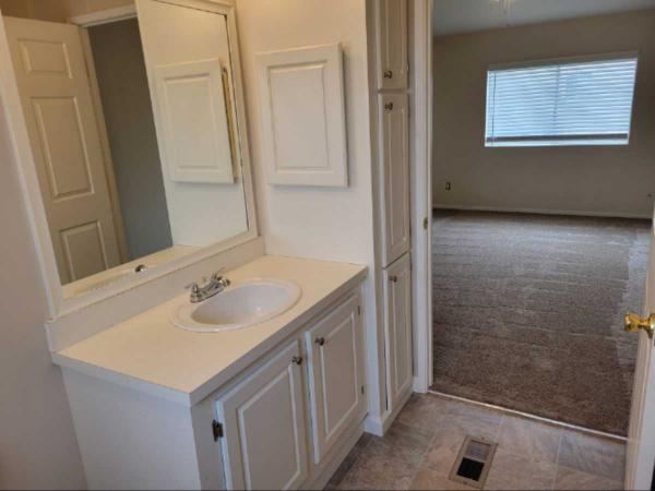 OAK MANOR OKM6511E Manufactured Home