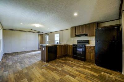 Photo 4 of 16 of home located at 3902 Bluff Rd Fort Madison, IA 52627