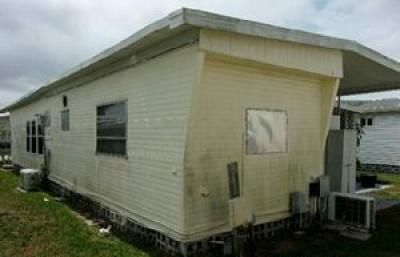 Photo 4 of 8 of home located at 508 44th Ave East Lot J-25 Bradenton, FL 34203