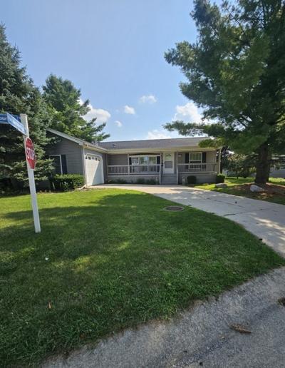 Photo 2 of 21 of home located at 2724 Pensicola Court Lapeer, MI 48446