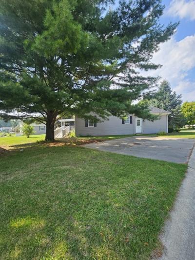 Photo 3 of 21 of home located at 2724 Pensicola Court Lapeer, MI 48446