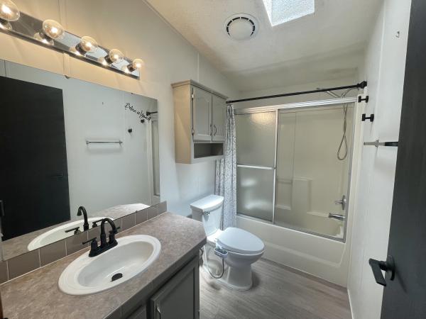 1999 SKYL 27x52 Mobile Home