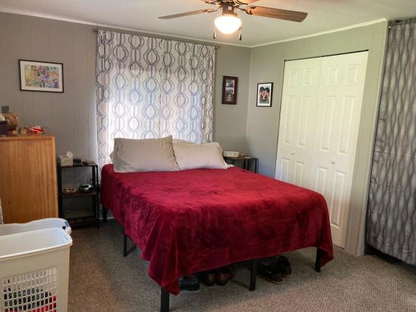 1986 Holly Park mobile Home