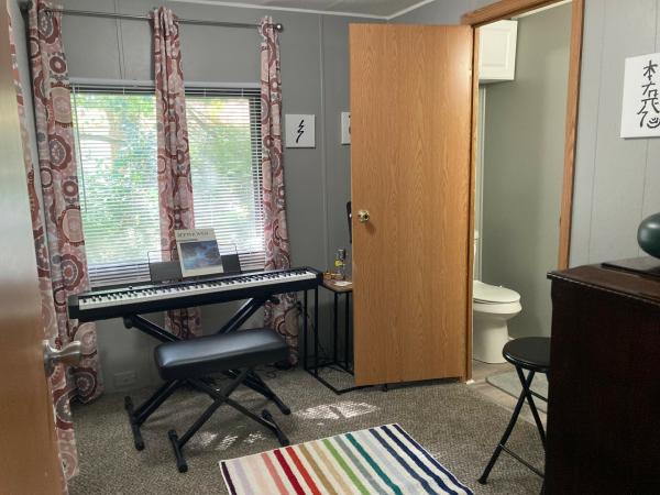 1986 Holly Park mobile Home