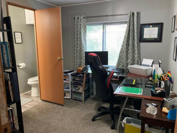 1986 Holly Park mobile Home