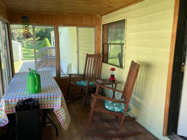 1986 Holly Park mobile Home