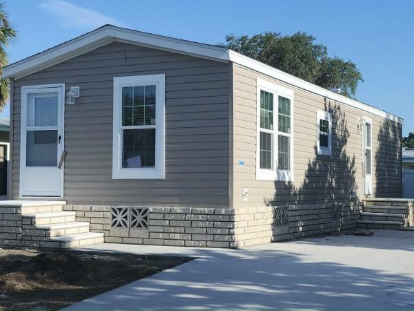 Photo 1 of 2 of home located at 43 Lake Griffin Dr. Fruitland Park, FL 34731