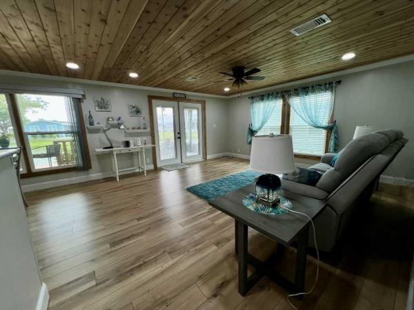 1981 SHER FLMHS CC 2BD/2BA Manufactured Home
