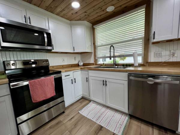 1981 SHER FLMHS CC 2BD/2BA Manufactured Home