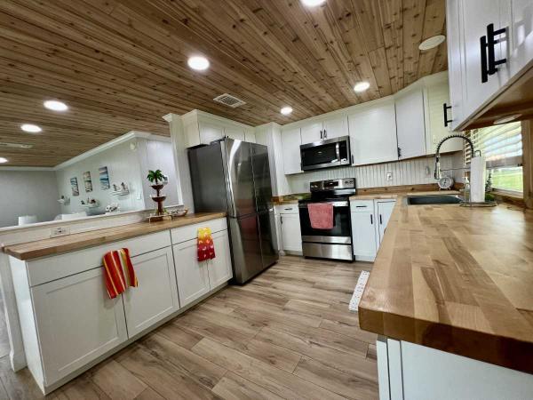 1981 SHER FLMHS CC 2BD/2BA Manufactured Home