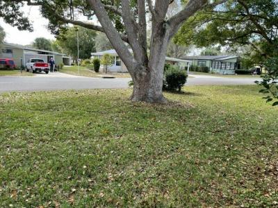 Photo 4 of 12 of home located at 1540 Lake Drive Grand Island, FL 32735