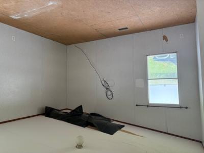 Photo 5 of 10 of home located at 3907 E Hayward Rd Rr Waukomis, OK 73773