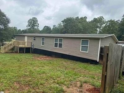Photo 3 of 21 of home located at 206 Eva Pl Easley, SC 29640