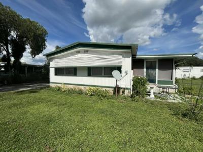 Photo 3 of 20 of home located at 140 Hibiscus Drive Leesburg, FL 34788
