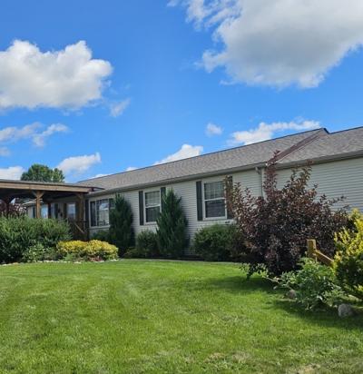 Photo 3 of 26 of home located at 274 Pine Lakes Dr W Lapeer, MI 48446