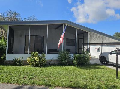 Photo 2 of 23 of home located at 11 Lakeview Dr Astatula, FL 34705