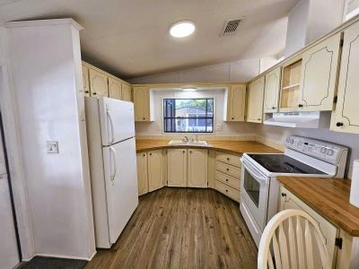 Photo 5 of 23 of home located at 11 Lakeview Dr Astatula, FL 34705