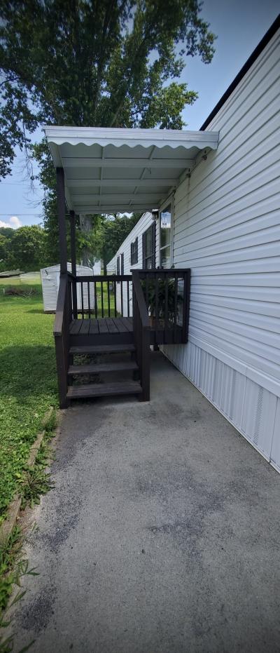 Photo 3 of 17 of home located at 419 Sunflower Lane Oliver Springs, TN 37840