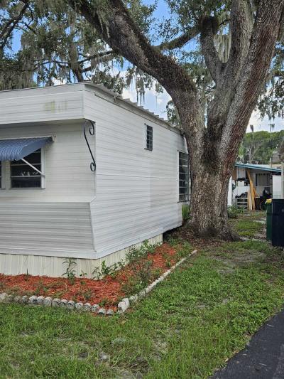 Photo 2 of 17 of home located at 65 Eustis Ave Tavares, FL 32778