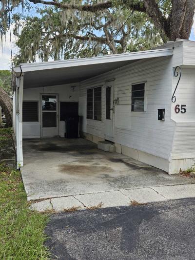 Photo 4 of 17 of home located at 65 Eustis Ave Tavares, FL 32778