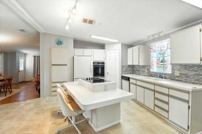 Photo 5 of 28 of home located at 1711 SE Lake Evelyn Avenue Crystal River, FL 34429
