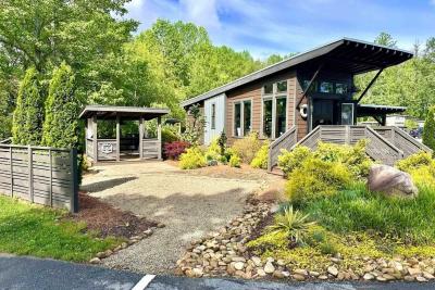 Photo 4 of 27 of home located at 181 Drifting Brook Lane Flat Rock, NC 28731