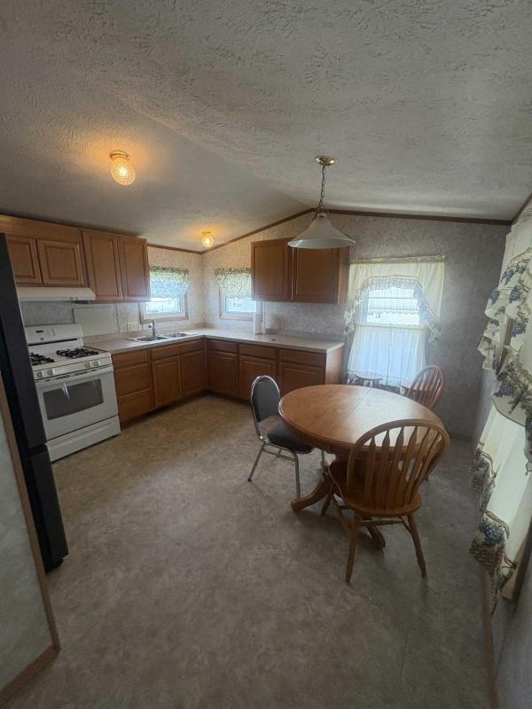 2001 Commodore Mobile Home