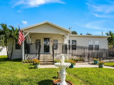 Photo 4 of 10 of home located at 574  Leopard Lane #574 North Fort Myers, FL 33917