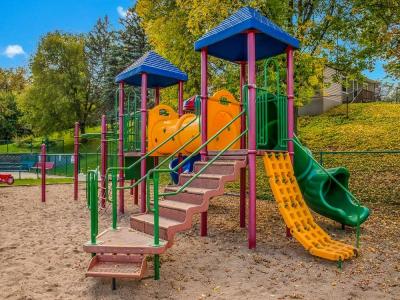 Photo 4 of 6 of home located at 7155 West 126th Street Apple Valley, MN 55124