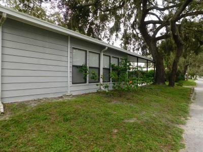 Photo 5 of 37 of home located at 38337 Spreading Oaks Blvd. Zephyrhills, FL 33541