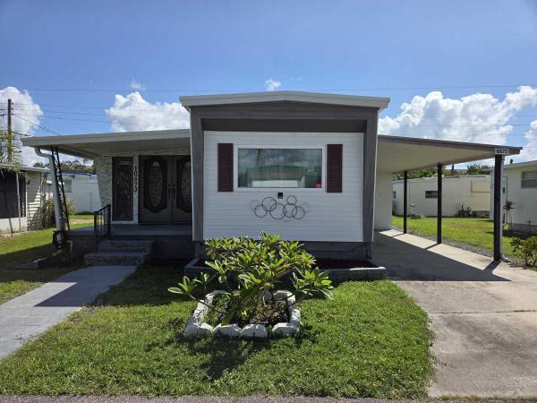 Photo 1 of 2 of home located at 10573 1st St N Saint Petersburg, FL 33716
