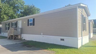 Mobile Home at 2009 Hamburg Pike Trlr 55 Jeffersonville, IN 47130
