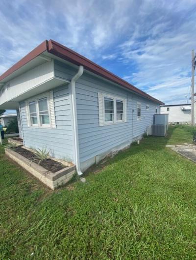 Photo 4 of 8 of home located at 508 44th Ave. E. Lot E-31 Bradenton, FL 34203