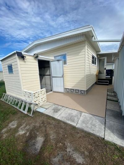 Photo 5 of 8 of home located at 508 44th Ave. E. Lot M-11 Bradenton, FL 34203