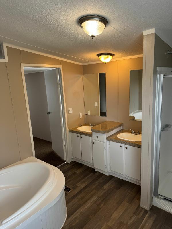 2003 Oakwood Homes Corp Oakwood 1000 Series Mobile Home