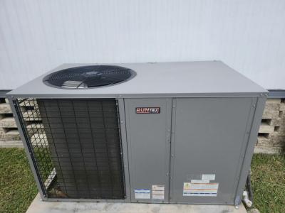 Photo 4 of 14 of home located at 12 Lakeview Dr. Fruitland Park, FL 34731