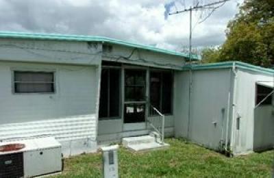 Photo 4 of 5 of home located at 508 44th Ave. E. Lot B-08 Bradenton, FL 34203