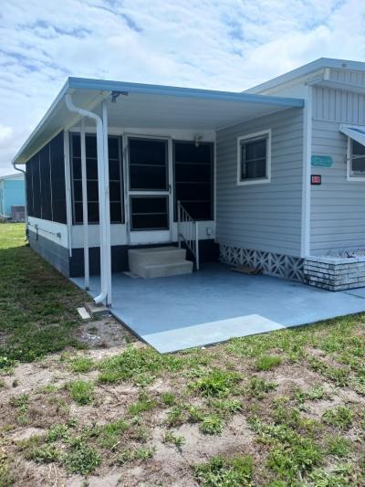 Photo 4 of 31 of home located at 6413 Aloha Drive Bradenton, FL 34207