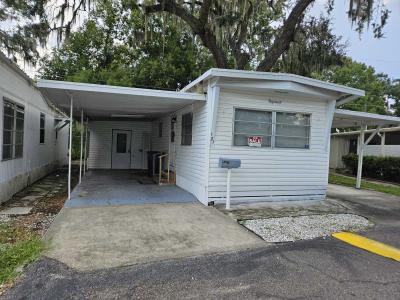 Photo 2 of 10 of home located at 121 Park Dr Tavares, FL 32778