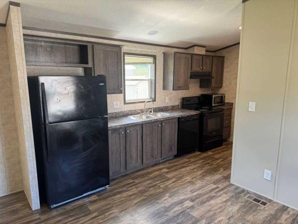 2020 Commodore Mobile Home