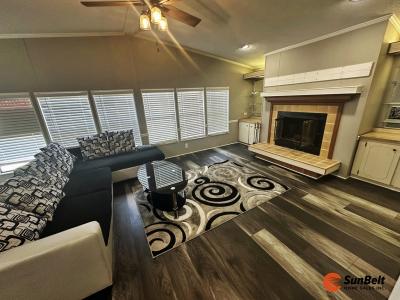 Photo 4 of 33 of home located at 1240 Lakeside Drive Leesburg, FL 34788