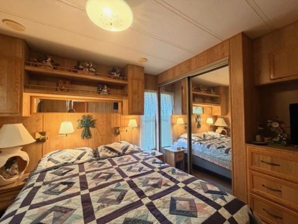 1985 Phoenix Manufactured Home