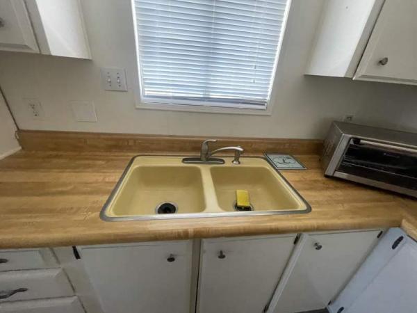 1975 Hillcrest Manufactured Home