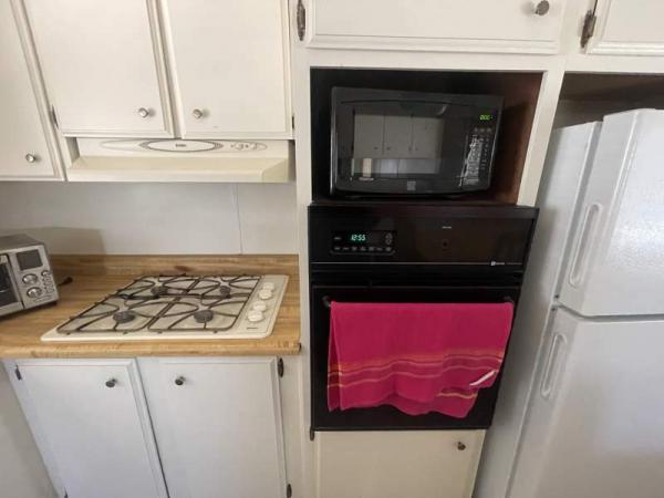 1975 Hillcrest Manufactured Home