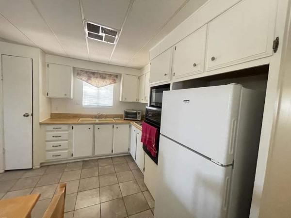 1975 Hillcrest Manufactured Home