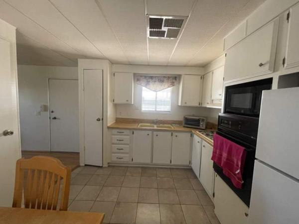 1975 Hillcrest Manufactured Home